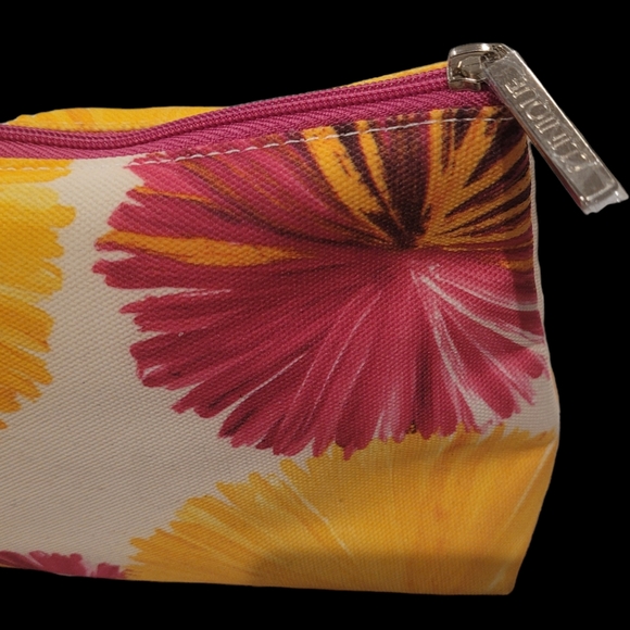 Clinique Cosmetics/Makeup Cases Designed by lulu dk - Picture 4 of 15